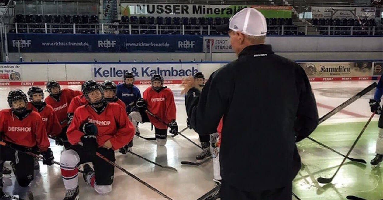 DEL-Nachwuchskoordinator Uli Liebsch erklärt Eishockey-Spielern etwas