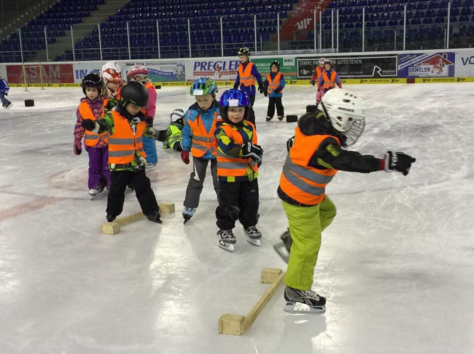 Kinder bei der Laufschule auf dem Eis